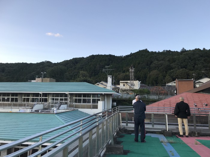 どこか危険なとこはないかなぁって見回る園長とバスの運転手さん