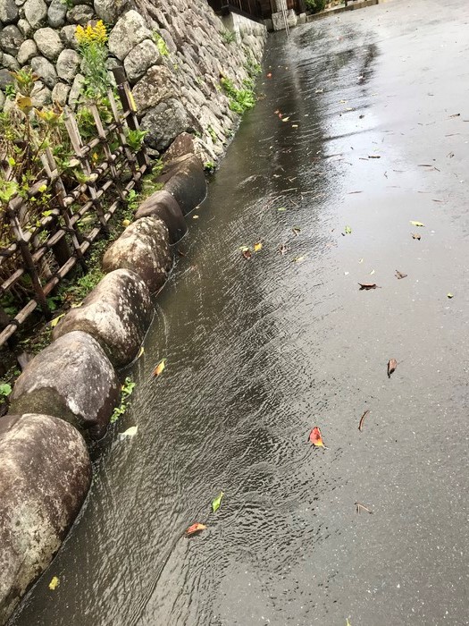 昨夜の大雨で駐車場が川のようになってました