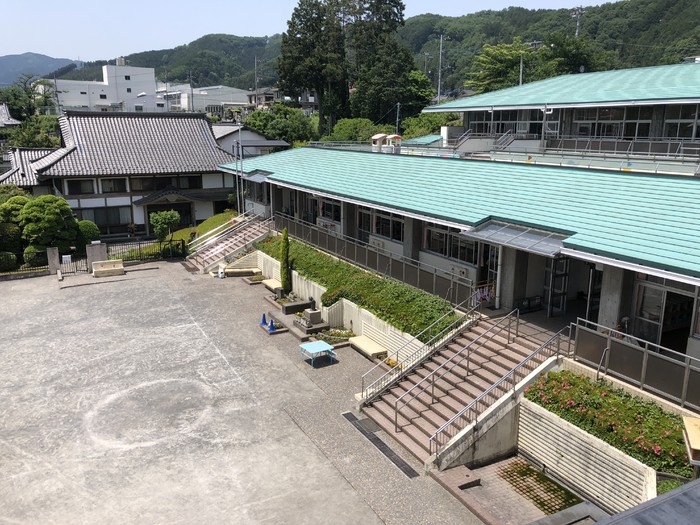 屋上プールから園舎をのぞむ