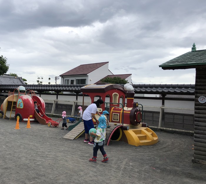 2歳児さんたちの外遊び