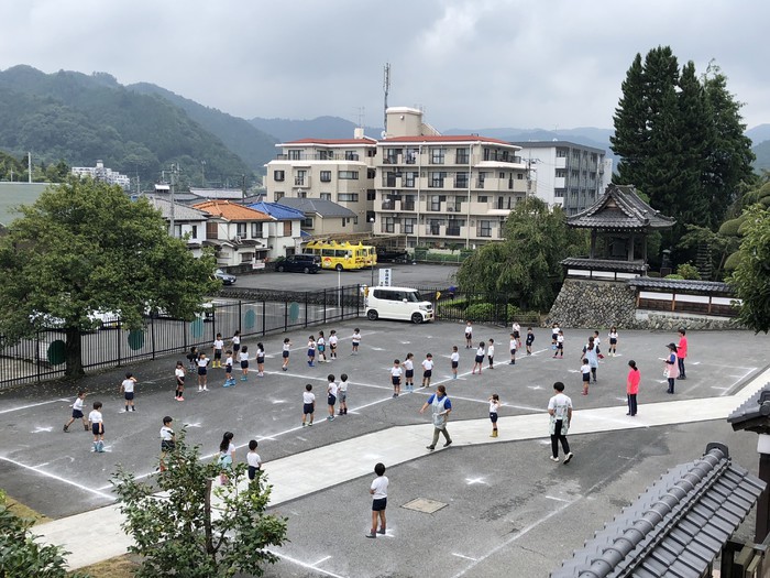 マーチング隊形移動の練習風景?駐車場のご協力ありがとうございます。