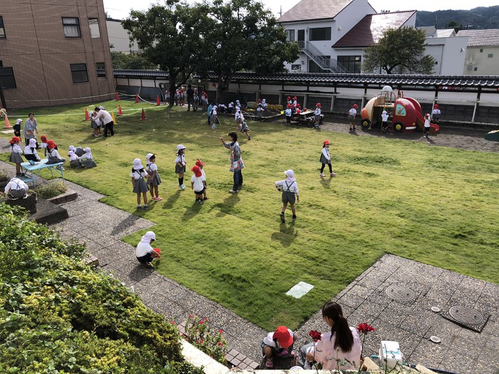 お歩きさんと早バスさんは登園してから、遅バスさんはバスを待つ1時間、芝生の園庭で外遊びをたっぷりしている子供たち。