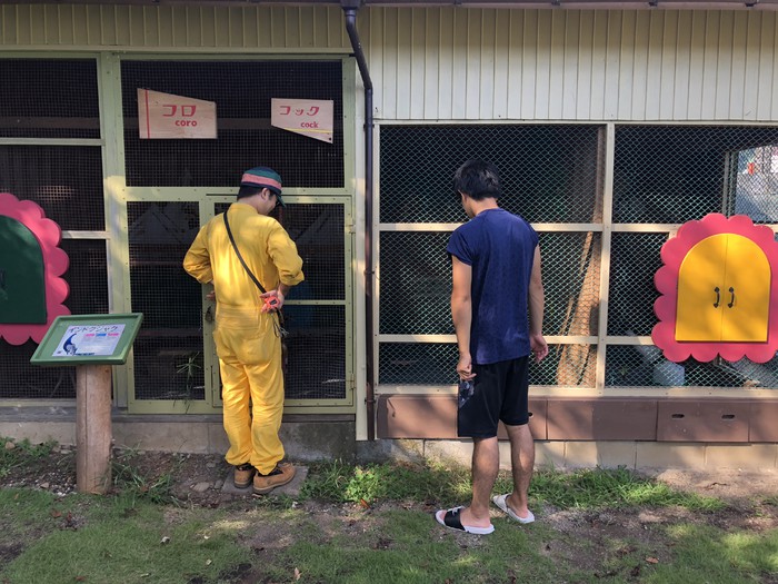 小屋を作ってくれたてつさんと柊二先生の後ろ姿