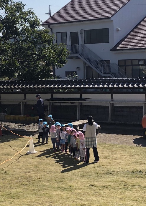 木曜日の2歳さんたちは園庭で遊んでました(^^)