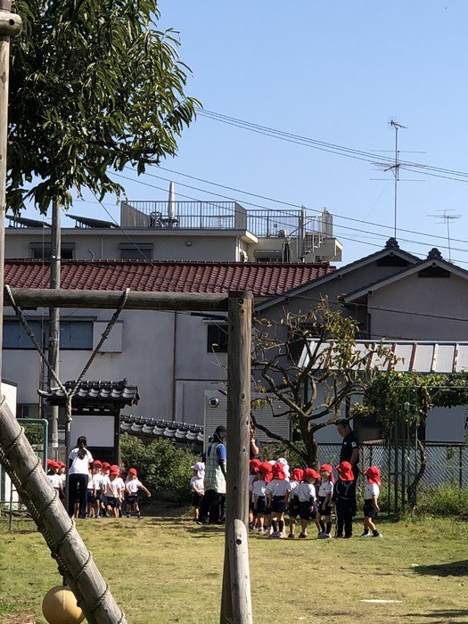 体育指導は裏園庭で長縄です！