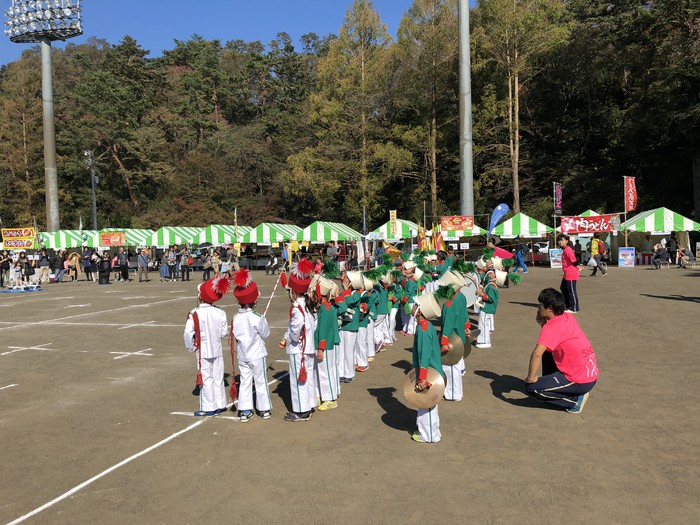 少し緊張している子供たち