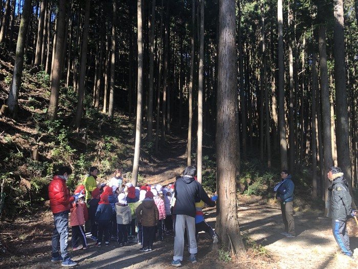 中島さんのお話をしっかり聞いています