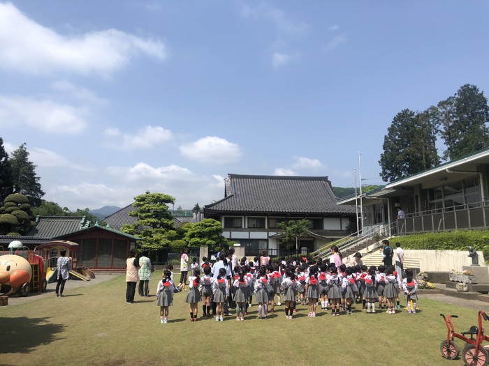 柊二先生の司会で金剛寺の本堂に向かい三字教を唱えます