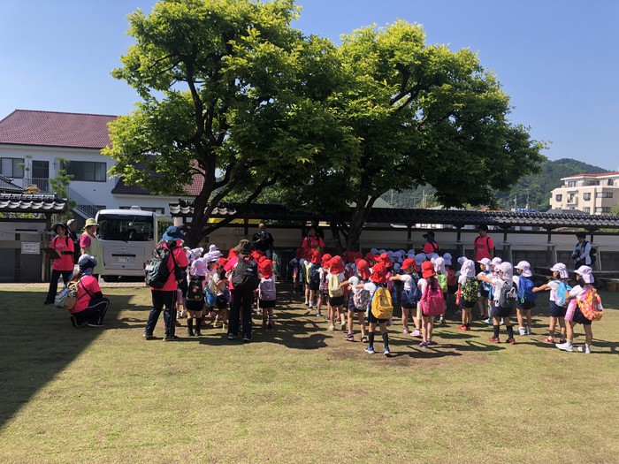 遠足出発！園長先生のおはなしです