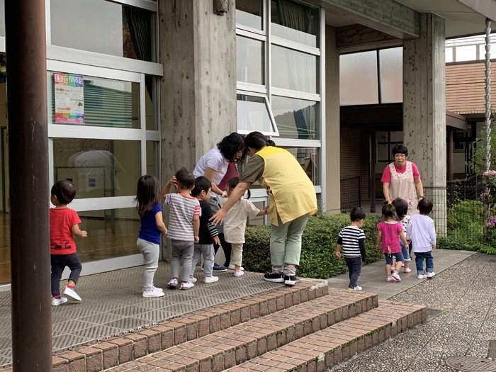 2歳さん、カンガルーのお部屋で身体測定をしてきました。園内探検もかねて！階段の上り下りが上手になりました。事務室前の金魚にご挨拶に行くのも楽しみのようですよ。