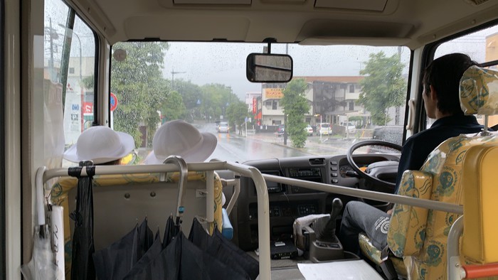 いつもと景色が違う雨の日にもバスの中ではいろんな学びがあります。雨の歌を歌ったり手遊びをしたり楽しいね。