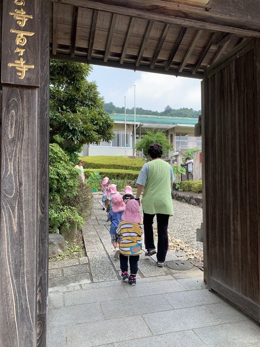 つくしさんたちも一学期の感謝を伝えに本堂へお参りに行きました。