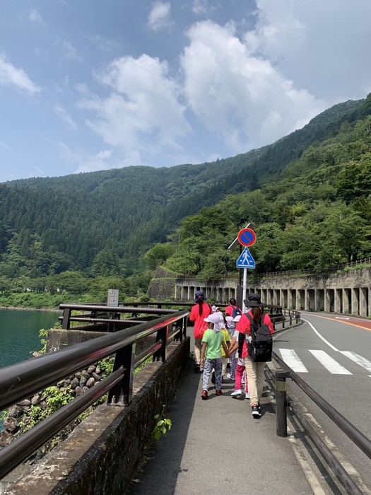 集合写真を撮って散策します。お天気が良くて気持ちいいです。奥多摩は少し涼しかったです！