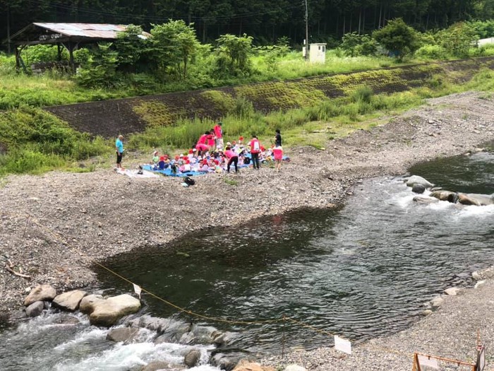 1日目、河原でのお弁当の様子です