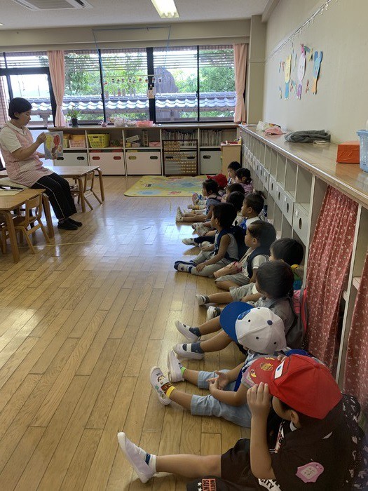 ママたちがすみれのお部屋でお話を聞いているときみんなはお楽しみ紙芝居の時間 