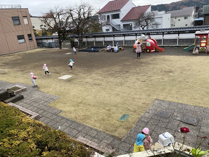 2学期の2歳児、満3歳児の様子。幼稚園に来たらおともだちとお外でたくさん遊べるよ(^^)