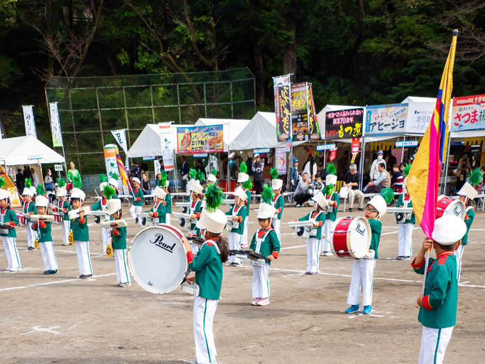 産業祭でのマーチングのようす。楽器のパートごとに講師の先生が指導に来て下さいます。