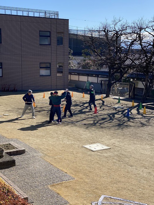 不審者対応訓練は職員の訓練でもあります。子どもたちを何がなんでも守るぞ！という強い意志が動きに出ていますね！