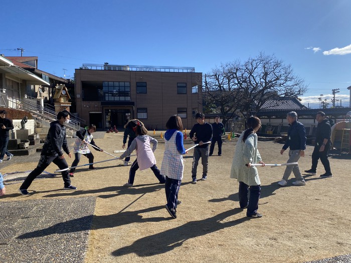 さすまたは制圧する事、通報して警察が来るまでの時間を稼いで園児を守ったり、犯人が持っている凶器を叩き落としたりするために使うのだそうです。