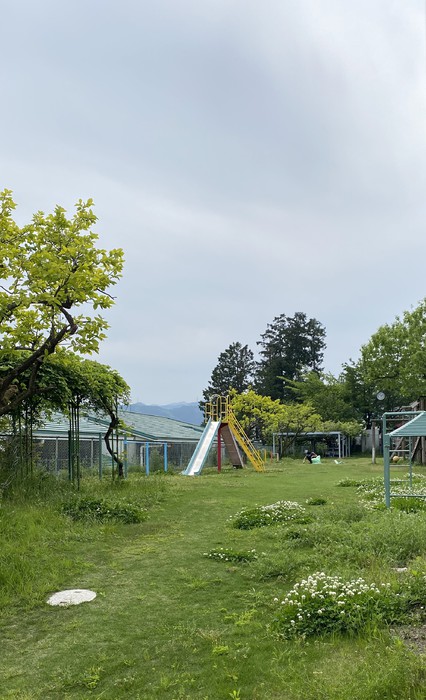 運動不足？の柊二先生が芝生の草取りにやってきました！いつもありがとう 