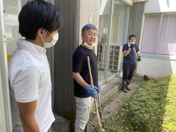 仲良し運転手さんたち??ニコニコえがおで中庭をきれいにしてくれています。