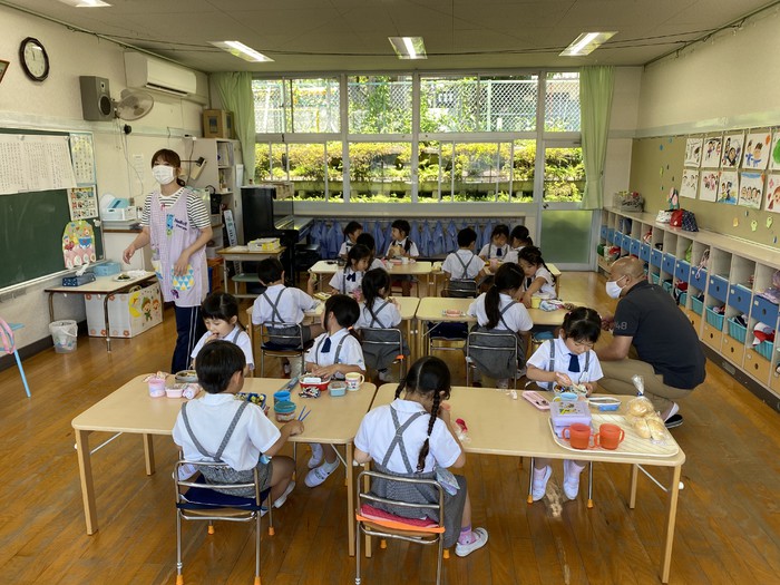 お弁当の時間に園長先生現る！みんなとってもうれしそうでした 食事のマナーもさすが年長さんですね。