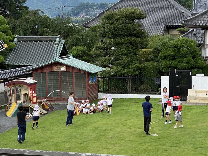 金曜日。わたる先生の体育指導は大なわ。梅雨空が続きなかなか水遊びができないけど子どもたちとっても楽しそうに体を動かしています。