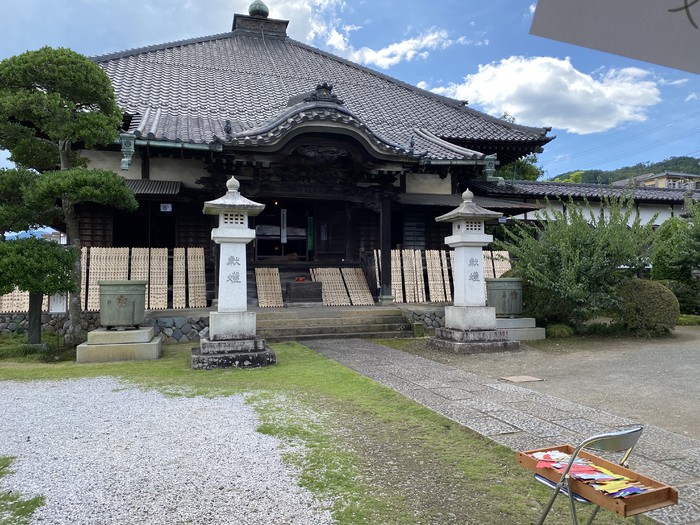 お塔婆がたくさん。。今年は住職だけでの法要です。