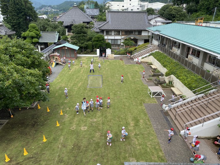 朝の外遊びの様子