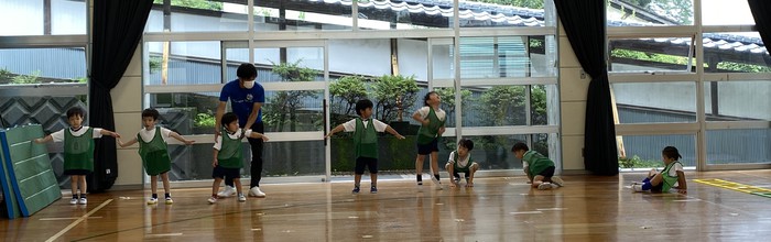 課外サッカークラブは雨天のためホールでした。見学のお母さんたちは舞台の上で(^^)応援してもらって嬉しいね！