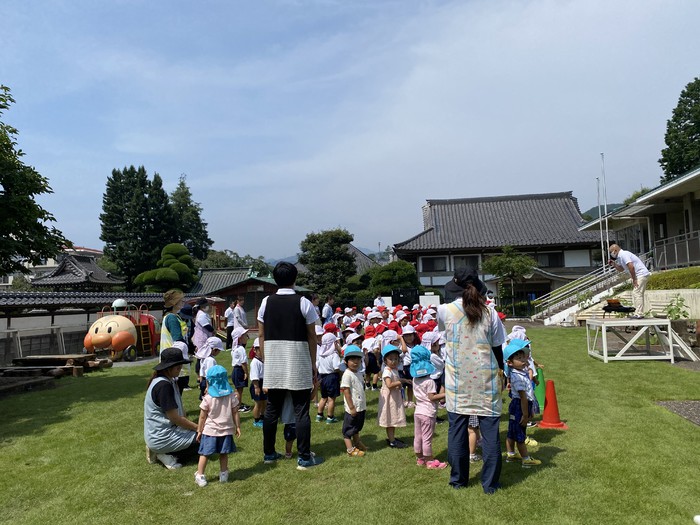 園庭での終業式に参加したひつじさんたち