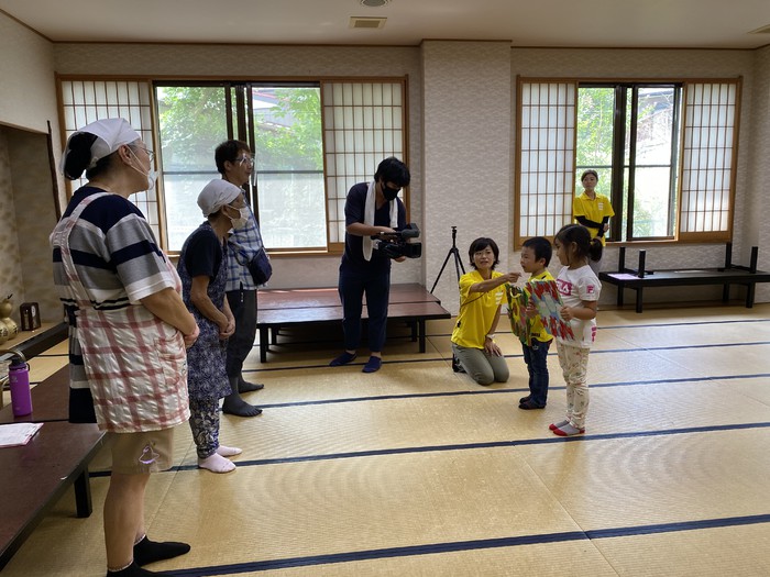 代表のお友だちより手作りプレゼントの贈呈