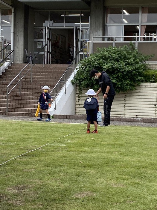 ある木曜日の朝。ラインを引いてるげん先生を見つけてまっしぐらの子どもたち 