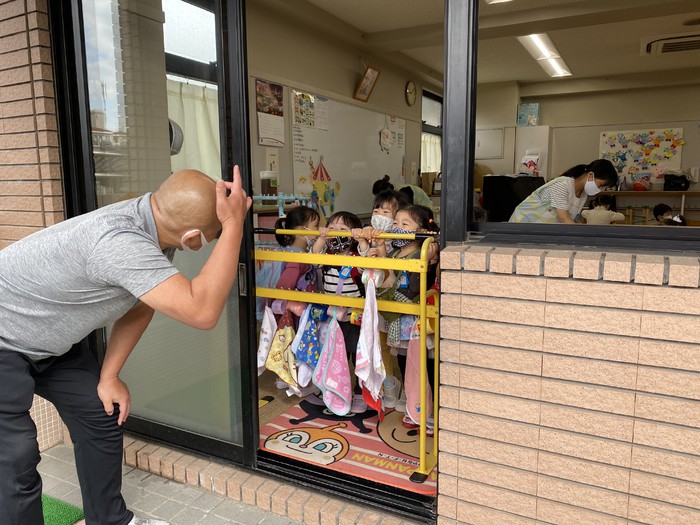 園長先生の頭をなでなでしたりペシペシしに来る子もいます（笑）