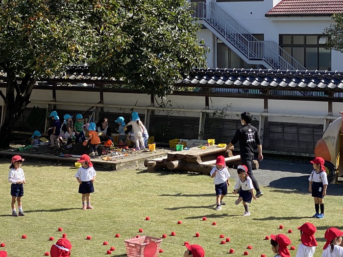 おにいさんおねえさんを応援しながらお砂遊び中