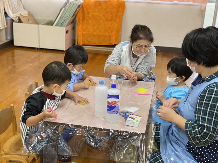 手作りスライム！初めての時はドキドキ恐る恐る触ってましたが、次第にあそびがダイナミックに！！