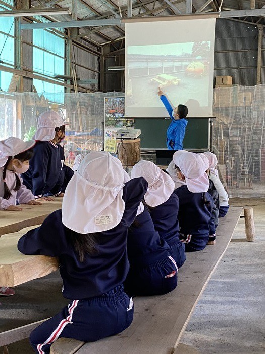 幼稚園の園庭が映ったもんで身を乗り出して見入る子も！！ベンチの材料になった生きている木をこれから見ます