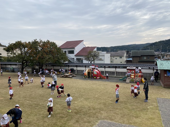 朝の園庭あそび。貴重な縦割り保育の時間です