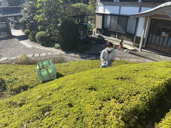 運転手さんたちはバスの運転だけではなくいろんなお仕事をやって下さっています。3人とも職人さん並みに何でもできる??頼りにしています。